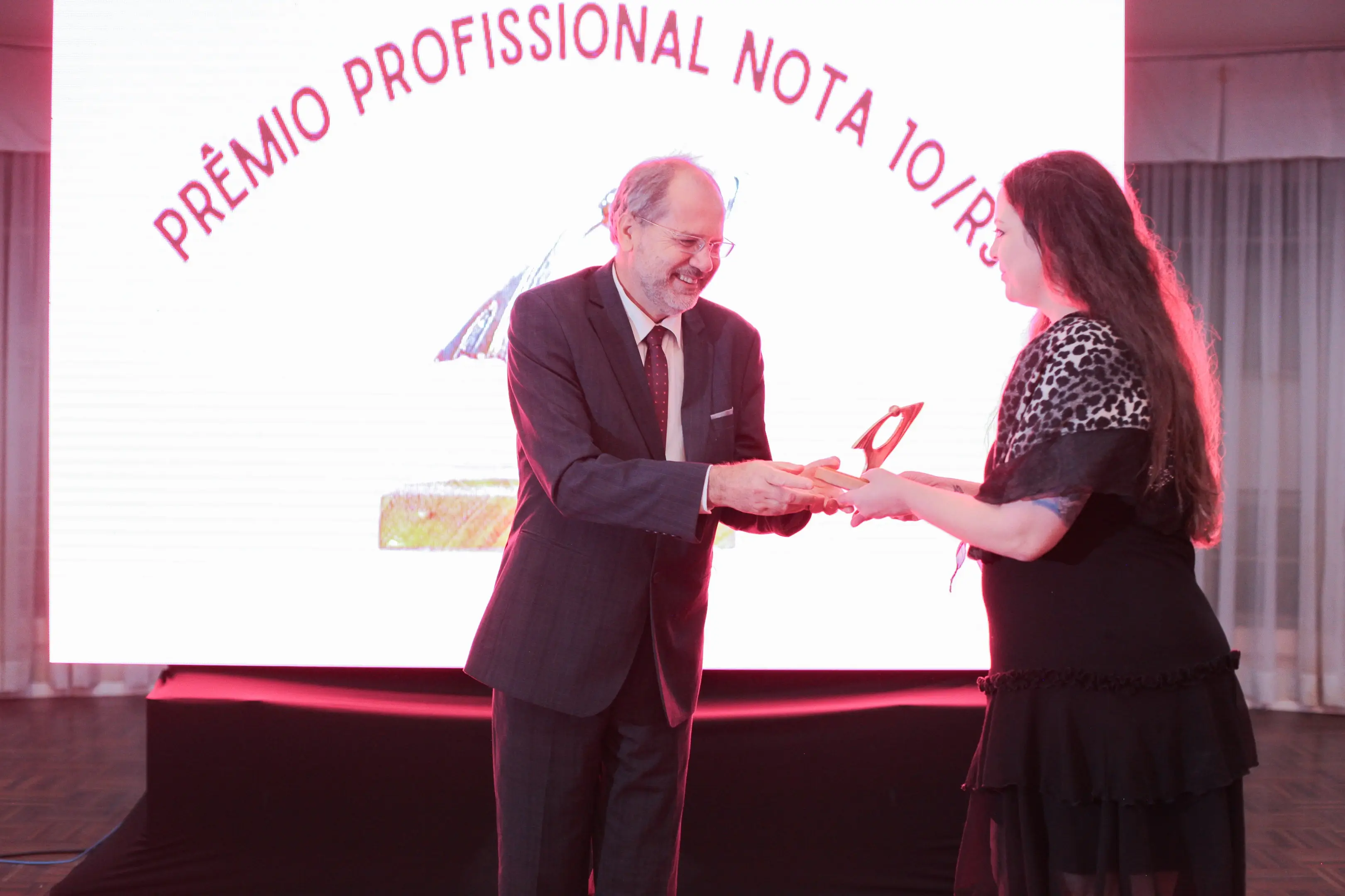 Troféu do Prêmio Profissional Nota 10 2024- Andréa Pires Waldman
